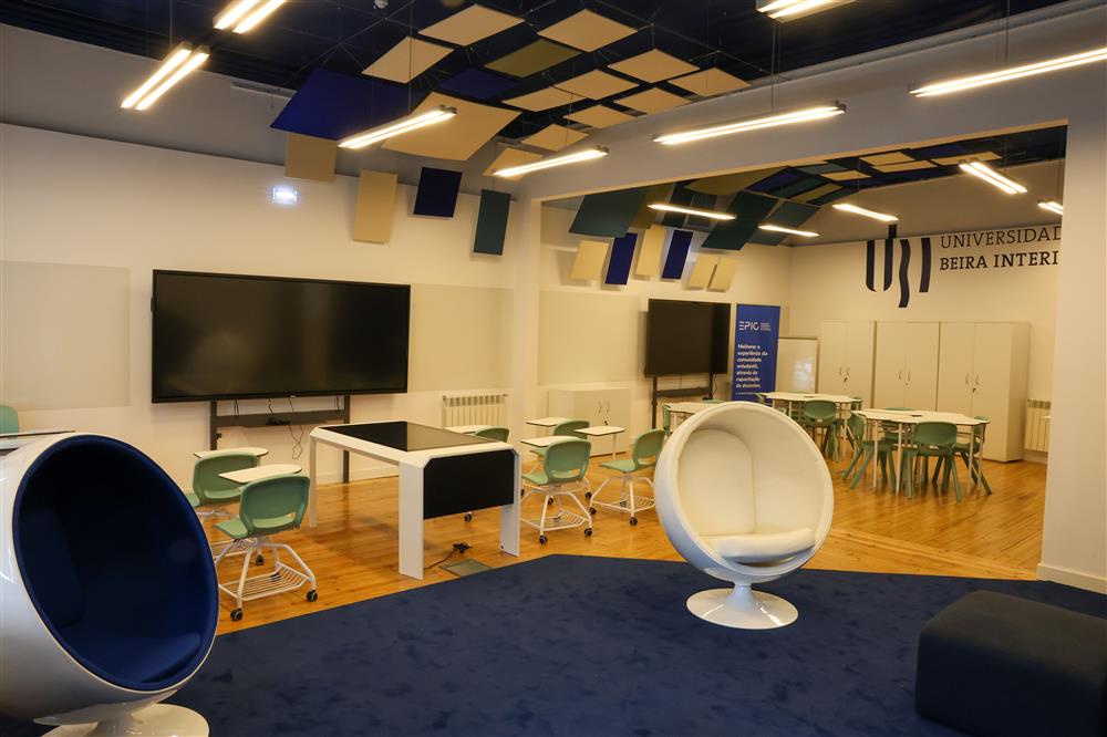 Sala EPIC da Universidade da Beira Interior: vista geral com quadros digitais, mesa interativa OQTOPUS OR e zona lounge