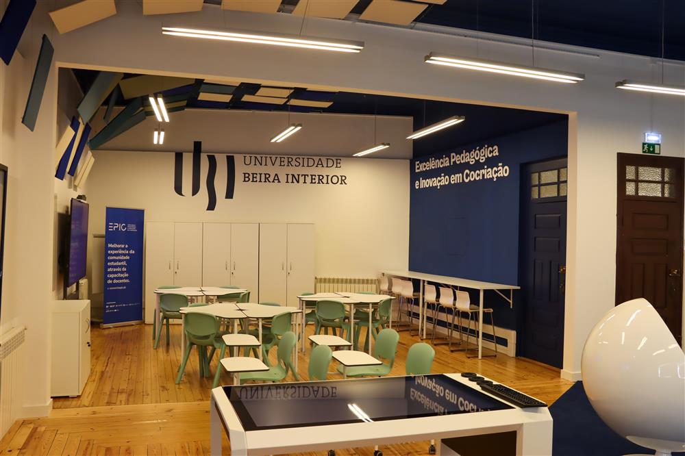 Ilhas de trabalho e bancada na Sala EPIC da Universidade da Beira Interior