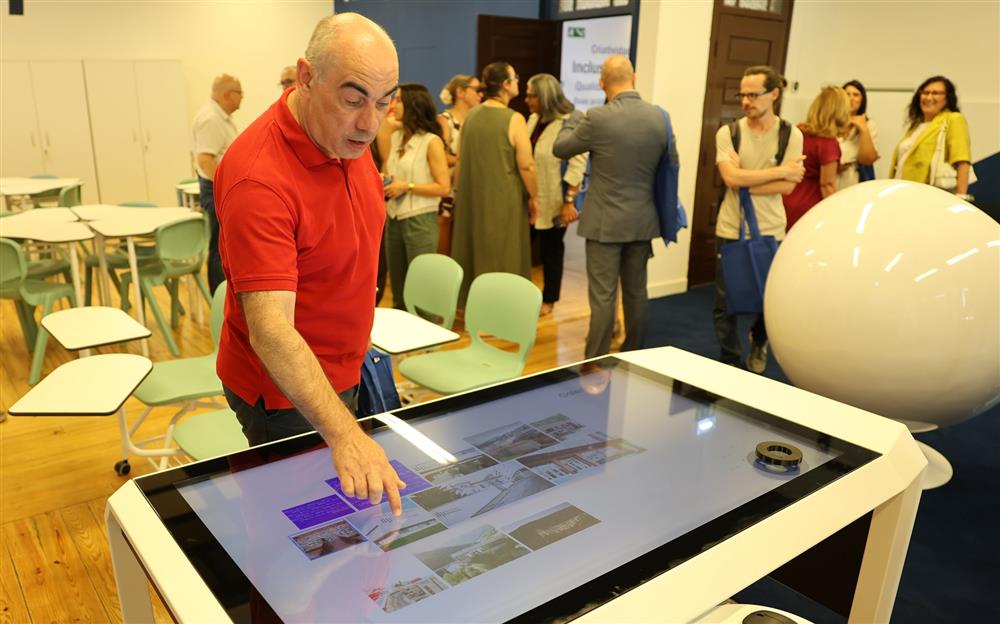 Visitante a usar a mesa interativa OQTOPUS OR na inauguração da Sala EPIC, UBI